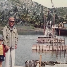 Ông Nội và cháu tại cầu Hải Đảo năm 1990