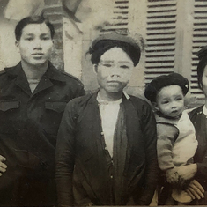 hình bà cố và  ông  bà  nội  cháu  Nguyên  Phương  . Chụp  tại  Hà  Nội  trước khi vào Đà Lạt