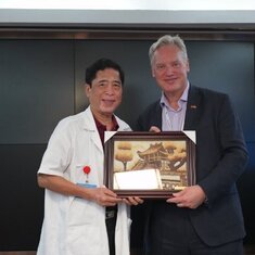 Niall received special gift from Hong Ngoc Hospital (Vietnam).