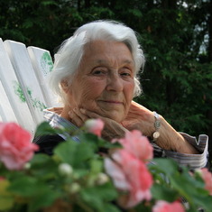Portrait of Nina sitting in her garden