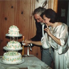 Norm & Evonne cutting the cake