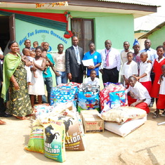 SFH team and Dr. Olaronke presenting items to the orphanage in Abuja