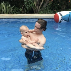 Cousin love in the pool in Nosara