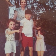 Mamaw Edwards....Terry (l)....athy (m)....Pam (r) - the one crying. ;)