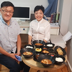 피터,크리스티나 교수님이 한국방문중 집밥을 드시고 싶어했을 때 제가 직접 요리해 드렸던 추억입니다. 조촐한 식사였지만 너무 맛있게 드셔주셨던 기억이 지금도 너무 생생하네요.