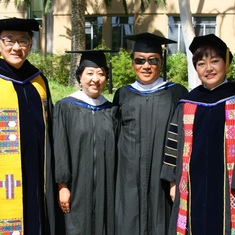 2012년 피터 교수님 부부와 졸업식에서