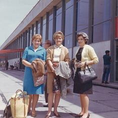 Pat and sisters Dorothy (left) and Eileen (right) at Mexico City airport