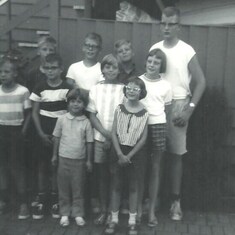 Vacation time! Wade, Rob, Jojo, Drew, Skip and Deanna..Help! Does anyone reconize the other (4) kids in this picture?