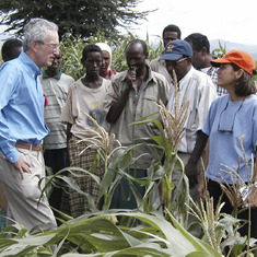 Ethiopia Peter talking w group in cornfield