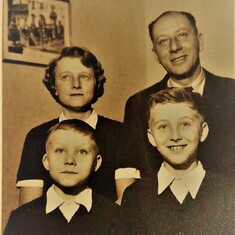 S mámou, tátou a bráchou Honzou v Korunovační ulici v Praze, kolem roku 1957