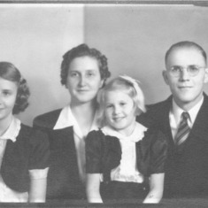 Larsen family Photo .... Betty Ann, Mamie, Phyl and Mads