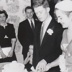 1953-02-21_wedding_Thomas_McLean+Phyllis_Heine_cut_cake