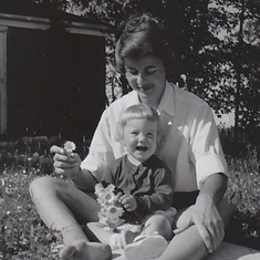 1960-08_ca_Phyllis_Laura_16mo_at_Grass_Lake_cottage_crop