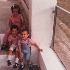 Con sus primos en la Escuela Hogar. Beas de Segura, 1983.