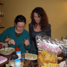 Preparando la cena de Nochevieja de 2007 en Beas