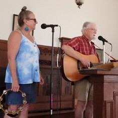 Joe and Wanda Newman playing music at the 2021 Rankin Clan Reunion