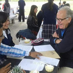 Richard reading poetry with student and teacher in Guanajuato, México