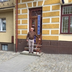 Papa devant l'ancienne imprimerie Slupowski de son grand-pere maternel a Opatow, Pologne.