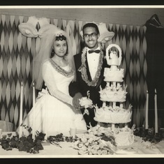 RDT Jrs Wedding pic_Mommy & Daddy cut wedding cake