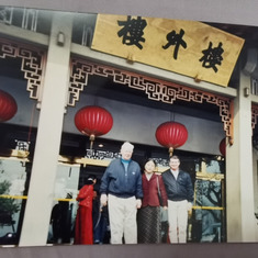 记得那年，CHarck来杭州看望他的父亲，当时，我一起陪同他们尝尝杭州的美食，看看优美的西湖，当时的情景还记忆犹新