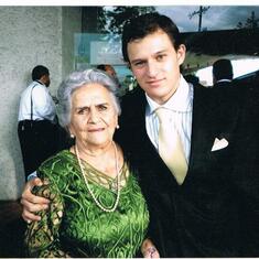 Con mi abuelita Chofi en mi graduación