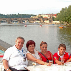 En Praga en un barquito con la familia