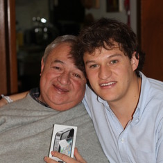 Feliz con el IPhone que me regaló mi papá en Navidad 2011