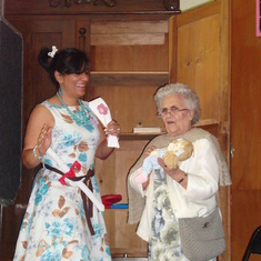 La bisabuela Chofa y Rossana en su canción, "El Ropero"