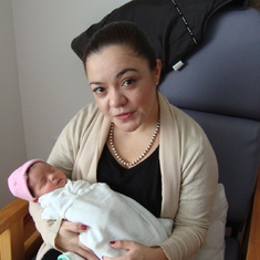 Sofía Suarez Hidalgo (su tía) al 2o día de nacida