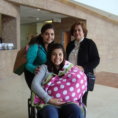Lilí, (su tía) Sofia, (su abuela), Ale (su mamá) y Lucianda, saliendo del Hospital