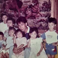 Nonoy Ronnie with his nieces and nephews