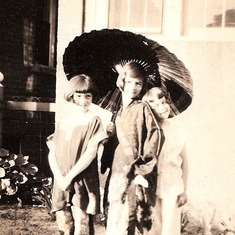 1927.circa  Rosemary in middle.