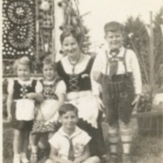 Ruth, Waltraute, Tante Sophie, Richard and Milton