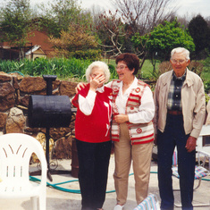 Ruth cracking up her sisters and brothers. (L.-R.) Gladys Villines, Ruth, Ray Kilgore, Ann Amundsen.