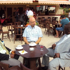 Dr Samuel Juana Smith in discussion with a partner during RBM meeting in Dakar, Senegal 2014