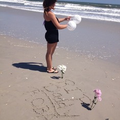 jazz releasing ballons at the beach in memory of her daddy , at his favorite spot