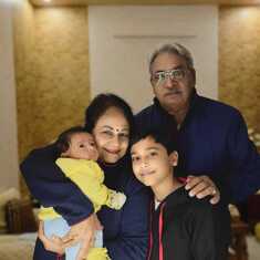 Most loving nephew of saroj chahi ji Navneet with his wife, 2 lovely daughters and both are having one son each. A complete family dedicated to each other . 
इक दूसरे से करते हैं प्यार हम