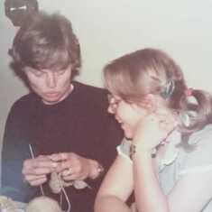 Sharon learns to knit with Angela 1982, Kiel