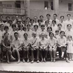 这是79年廿九中校友日65届高中、62届初中部份同学和老师的大合照，珍贵吧？！可惜当年参照的老师仅剩冯启庄。