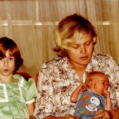 New born Travis home from the hospital Nov 1979 with Vickie and Jenny Tompkins .