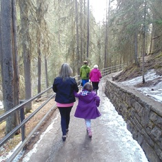 A hike trip with Anna to Johnston Canyon & Waterfalls in Banff national park - in Winter