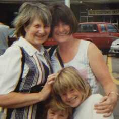 In Canada (Niagra Falls) with Caroline, Anna and Fiona