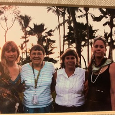 Mom, Susan, Dale and Kirsten in Hawaii