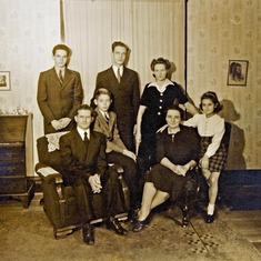 Harold,JJ,Eugene,Ted,Dorothy,Lucy,Marian Braun1943 copy