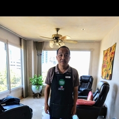 Nov 2017.. Thomas just got hired by Whole Foods and proudly wore his official apron. He loved working there since佢好為食