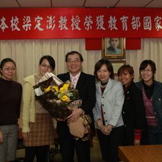 2008年12月梁講座榮獲教育部終生榮譽國家講座，管院辦公室同仁在學校舉辦的慶祝茶會上獻花祝賀。