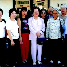 2006-10 b với cô Bé và gđ cô Tám. Le Anh- vợ Q Anh, vơ Vân Anh, cô Bé, Titie, Tú Anh, Quốc Anh ( đeo kính ) Vân Anh