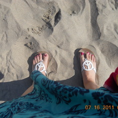 tressa feet at ocean