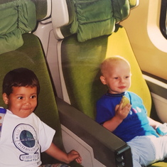Tristan und Valentin im Zug auf dem Weg zur Doktorverleihung von Oliver in Klagenfurt