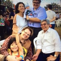 Família unida na Festa de São João da escola de Mariana. Ária no braço do papai.